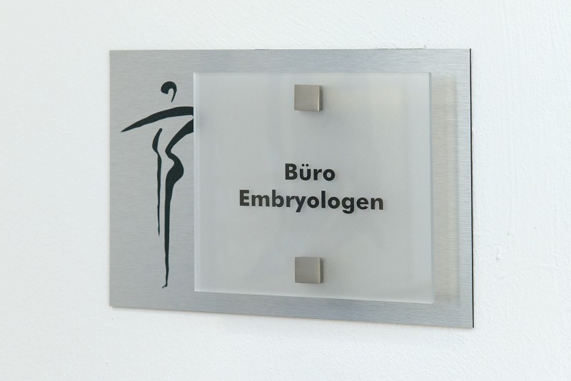 Ein Türschild des Büros der Embryologen.